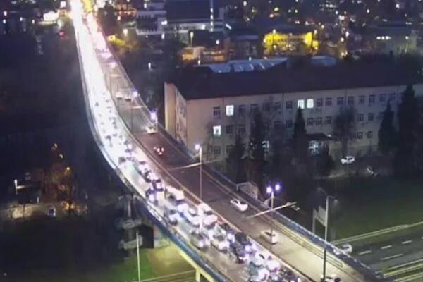 POPODNEVNI ŠPIC NAPRAVIO HAOS U BEOGRADU: Formirane kolone vozila, bilo je i saobrćajki! (FOTO)