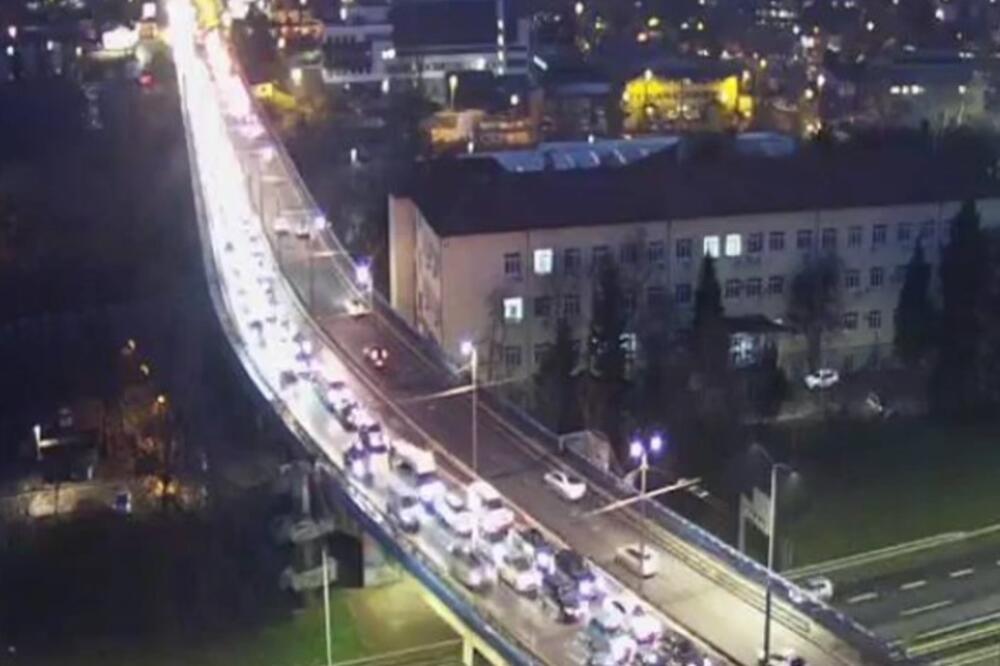 POPODNEVNI ŠPIC NAPRAVIO HAOS U BEOGRADU: Formirane kolone vozila, bilo je i saobrćajki! (FOTO)