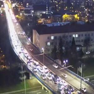 POPODNEVNI ŠPIC NAPRAVIO HAOS U BEOGRADU: Formirane kolone vozila, bilo je i saobrćajki! (FOTO)