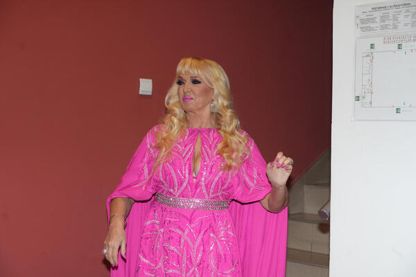 Kolegama pozajmljivala pare, a sad otkrila da li su joj vraćali: Prava je bogatašica, a na jedno i ne pomišlja