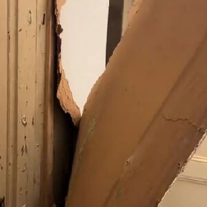 Renovirali kuću, pa otkrili tajnu prostoriju: Skinuli staru ploču sa zida, pa naišli na...