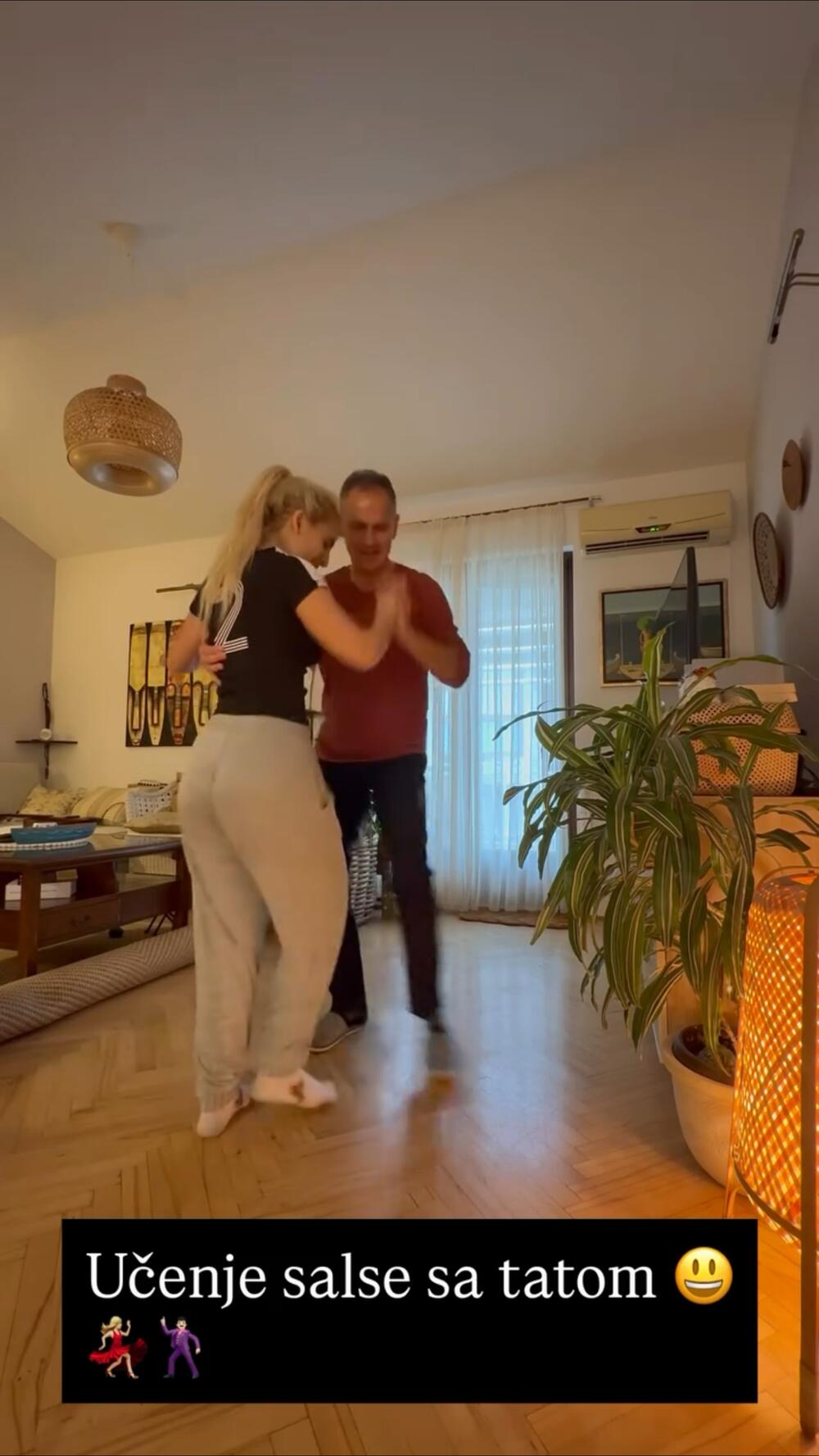 PRVI PUT JE POKAZALA TATU! Odrasla je odvojena od oca, a evo kako on izgleda!