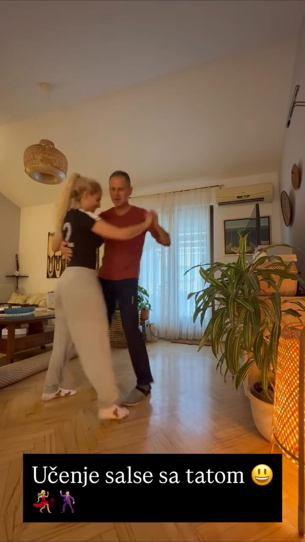 PRVI PUT JE POKAZALA TATU! Odrasla je odvojena od oca, a evo kako on izgleda!