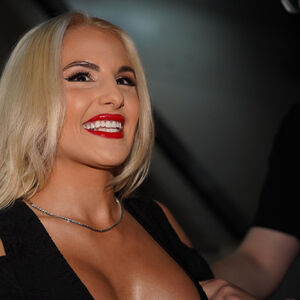 PRVI PUT JE POKAZALA TATU! Odrasla je odvojena od oca, a evo kako on izgleda!