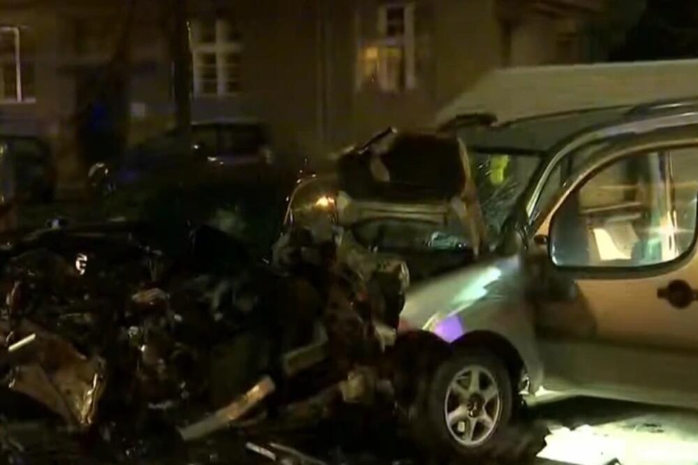 OD VOZILA NIŠTA NIJE OSTALO, ZGUŽVANA SU KAO LIMENKE: Strašan udes u Beogradu: Ima povređenih, jeziv prizor! (FOTO)