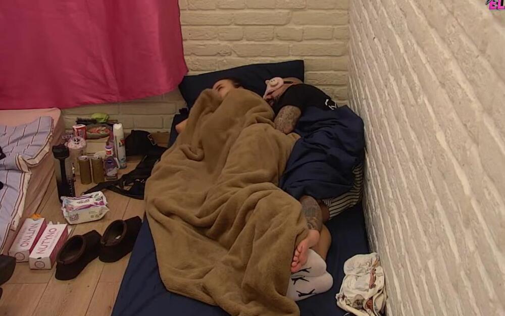 RAZOTKRILA MU FETIŠ U LAJVU NA PINKU! Otišla pod pokrivač sa bivšim ROBIJAŠEM, pa ZGROZILA NAROD - "Voliš to?"