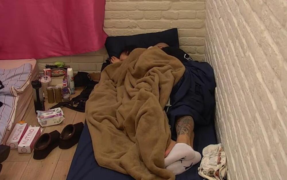 RAZOTKRILA MU FETIŠ U LAJVU NA PINKU! Otišla pod pokrivač sa bivšim ROBIJAŠEM, pa ZGROZILA NAROD - "Voliš to?"