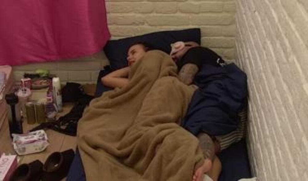 PINK NIJE SREMAN ZA JOŠ JEDNU BEBU! Pred svima PRIZNALA DA JE TRUDNA? Voditeljka u šoku - BATA DOBIJA SEKU?