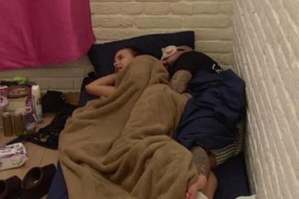 RAZOTKRILA MU FETIŠ U LAJVU NA PINKU! Otišla pod pokrivač sa bivšim ROBIJAŠEM, pa ZGROZILA NAROD - "Voliš to?"