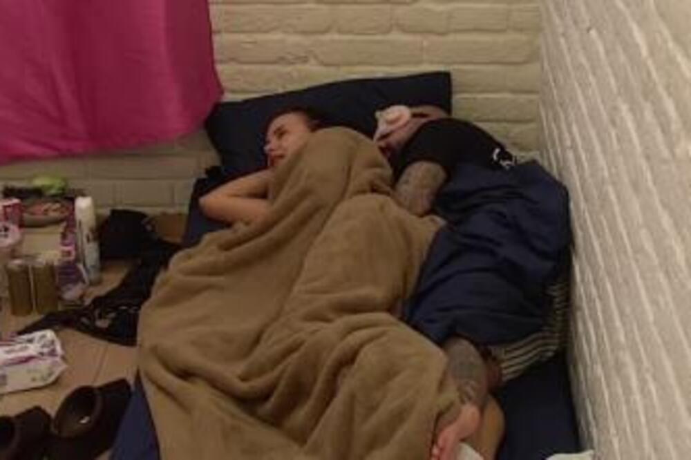 RAZOTKRILA MU FETIŠ U LAJVU NA PINKU! Otišla pod pokrivač sa bivšim ROBIJAŠEM, pa ZGROZILA NAROD - "Voliš to?"