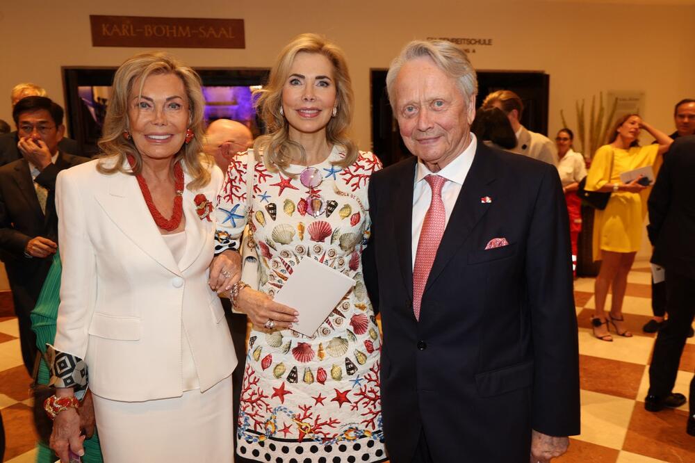 Bogati naslednik ostavio DEMENTNU SUPRUGU, pa oženio 20 godina mlađu SERIJSKU NEVESTU PRINČEVA! Poznata je po...