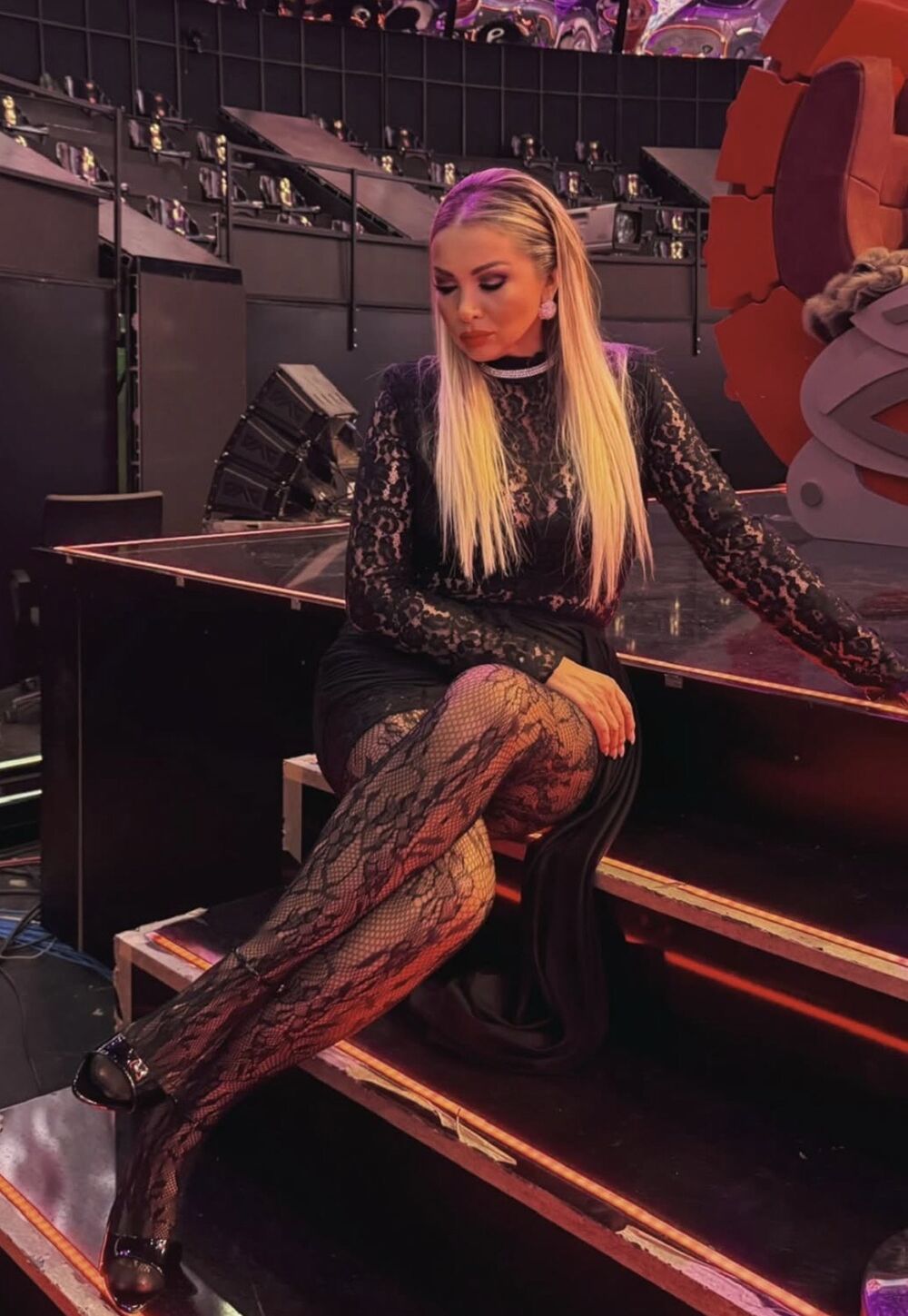 Pevačica se pojavila u izazovnoj, ali sofisticiranoj čipkanoj kombinaciji