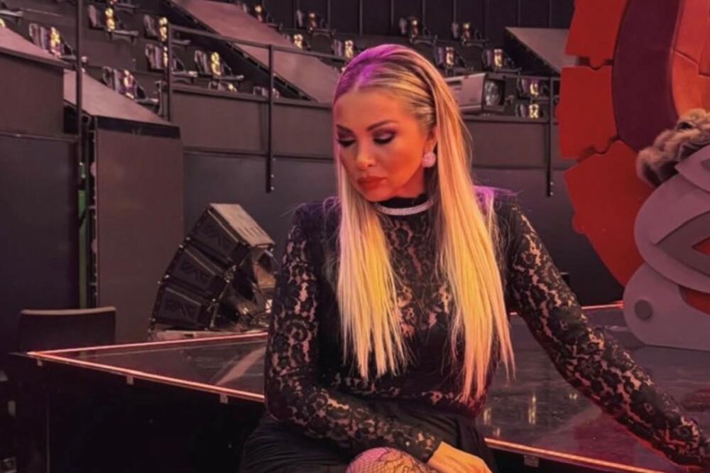 DA LI JE OLJA (45) NAJATRAKTIVNIJA ŽENA NA ESTRADI? Cela u čipki pokazala DUGE NOGE - ovako dobre ni Brena nema