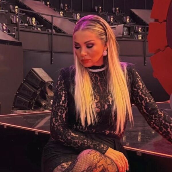 DA LI JE OLJA (45) NAJATRAKTIVNIJA ŽENA NA ESTRADI? Cela u čipki pokazala DUGE NOGE - ovako dobre ni Brena nema