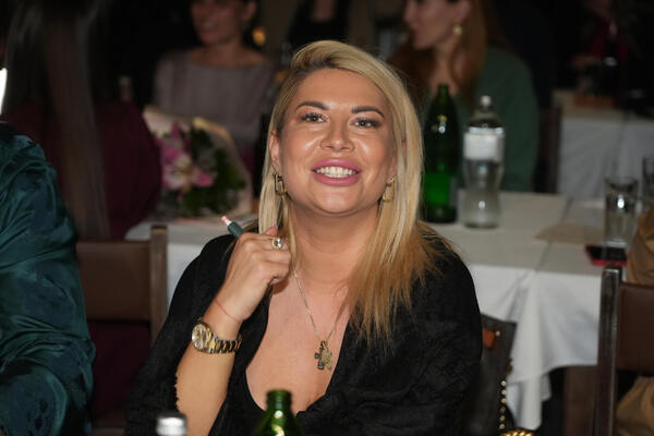 Da li biste je ikada prepoznali: Ovako je Dea Đurđević nekada izgledala, kikice, go stomak i pirsing, druga osoba