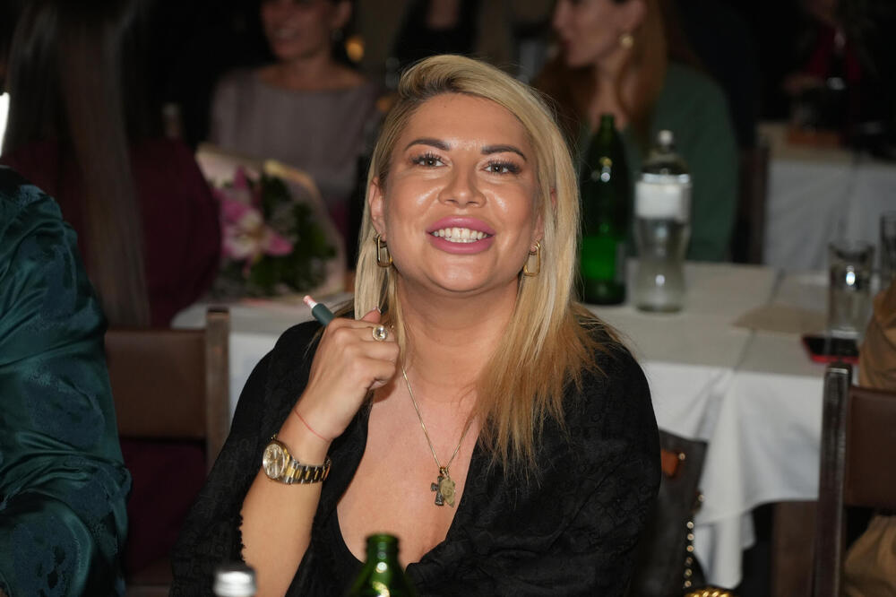 Da li biste je ikada prepoznali: Ovako je Dea Đurđević nekada izgledala, kikice, go stomak i pirsing, druga osoba