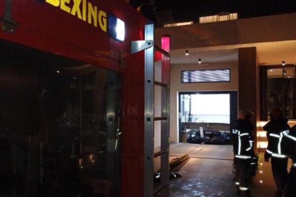 Prve fotografije automobila koji je propao u garažni lift: Vatrogasci spasili 4 putnika, među njima i dvoje dece!
