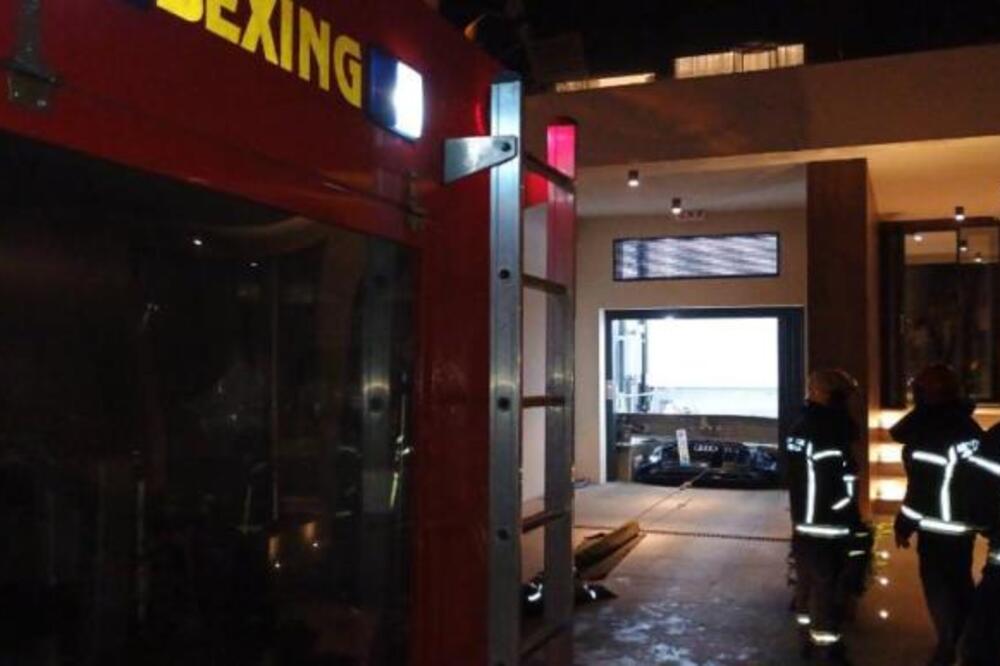 Prve fotografije automobila koji je propao u garažni lift: Vatrogasci spasili 4 putnika, među njima i dvoje dece!