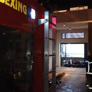 Prve fotografije automobila koji je propao u garažni lift: Vatrogasci spasili 4 putnika, među njima i dvoje dece!