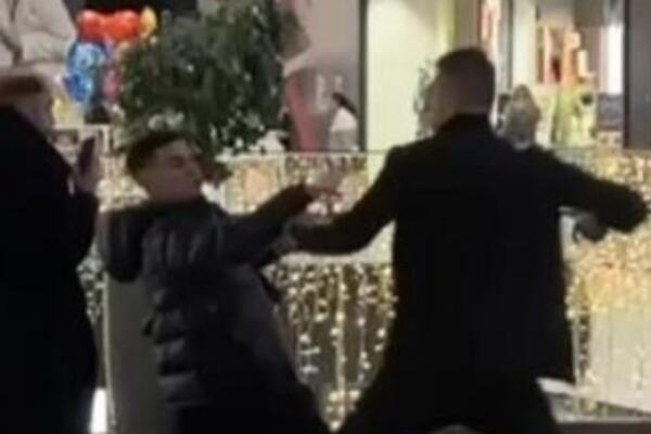 VUJADIN SAVIĆ NAPADNUT U TRŽNOM CENTRU U BEOGRADU! Pojavio se i snimak tuče! (VIDEO)