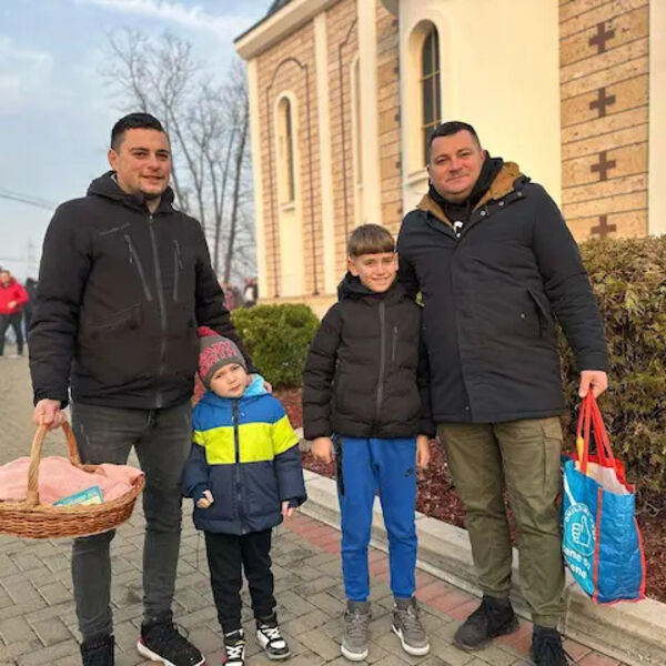 Ovako se u Čačku slavi Sveti Nikola! Braća Miletić sa sinovima došli da prekade slavski kolač, tradicija se čuva!