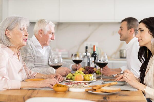 "ONA SLAVILA UZ SARME I PRASE, A MENE OBRUKALA ZBOG..." Anđeli PRESELA SLAVA, svekrva je BRUTALNO PONIZILA!