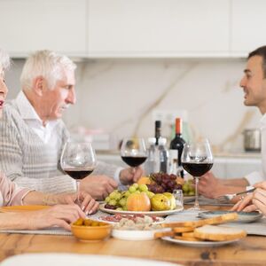 SNAJKA NIJE MOGLA DA IZDRŽI, ZGREŠILA I NA SVETOG NIKOLU: Muž za stolom, a u hodniku jaka PRELJUBA, kad je čuo..