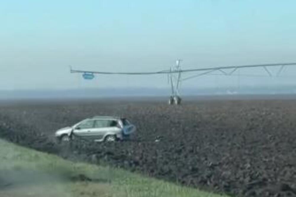 STRAVIČAN LANČANI SUDAR, AUTO SKROZ IZLUPAN ZAVRŠIO U NJIVI: Veliki zastoji na putu Bački Petrovac - Rumenka! VIDEO