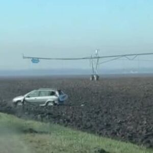 STRAVIČAN LANČANI SUDAR, AUTO SKROZ IZLUPAN ZAVRŠIO U NJIVI: Veliki zastoji na putu Bački Petrovac - Rumenka! VIDEO