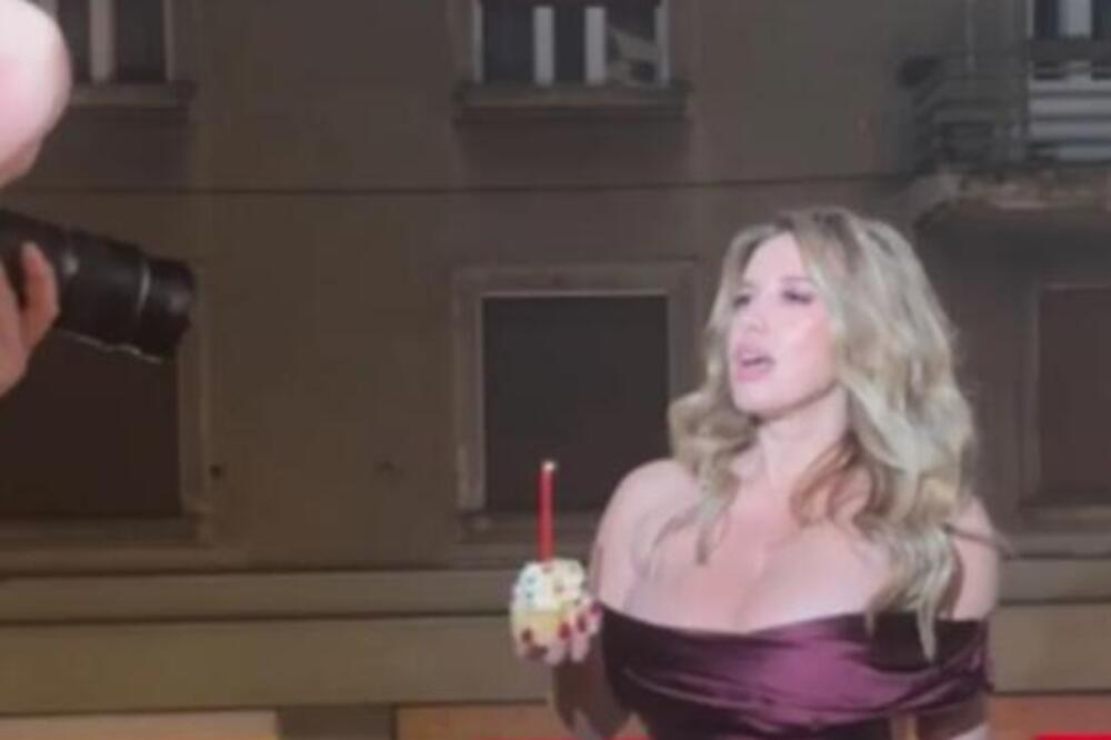 U MINIĆU I SA GOLOM BUTINOM PRKOSI DEBELOM MINUSU! Nives proslavila rođendan, a svi gledaju u...