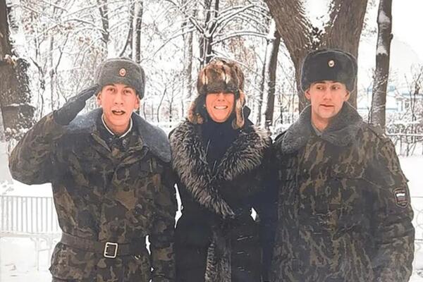 PROCURILE SRAMNE FOTKE EPSTAJNOVE SARADNICE! Razuzdana brineta u vrelim pozama - NIŠTA NIJE NI PROBALA DA SAKRIJE!