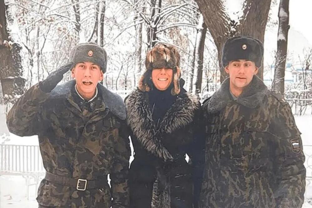 PROCURILE SRAMNE FOTKE EPSTAJNOVE SARADNICE! Razuzdana brineta u vrelim pozama - NIŠTA NIJE NI PROBALA DA SAKRIJE!