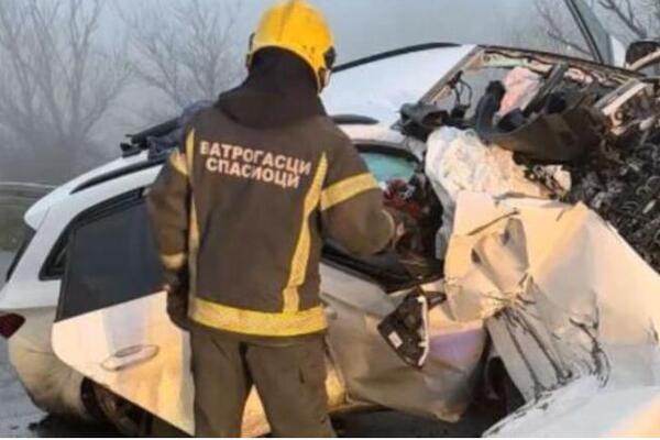 Prve fotografije teške nesreće kod Umčara: Automobil nemačkih tablica sleteo sa puta, poginule dve osobe! (FOTO)