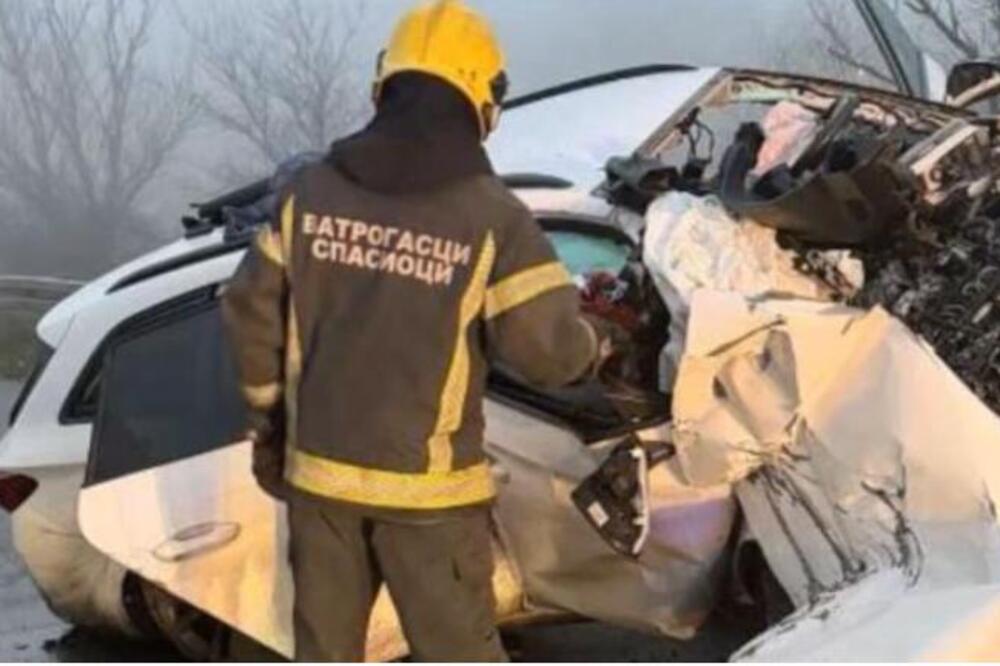 Prve fotografije teške nesreće kod Umčara: Automobil nemačkih tablica sleteo sa puta, poginule dve osobe! (FOTO)
