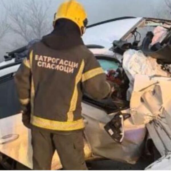 Prve fotografije teške nesreće kod Umčara: Automobil nemačkih tablica sleteo sa puta, poginule dve osobe! (FOTO)
