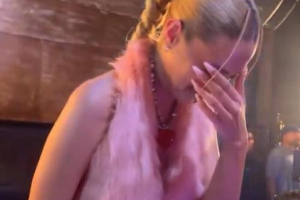 Peva. plače i gleda u nebo: Naša čuvena pevačica se slomila usred nastupa, ljudi gledali u šoku (VIDEO)