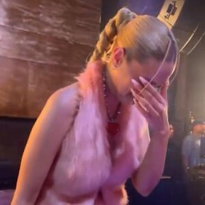 Peva. plače i gleda u nebo: Naša čuvena pevačica se slomila usred nastupa, ljudi gledali u šoku (VIDEO)