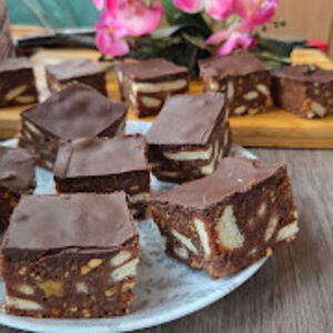 Pravo čudo na tanjiru: Snikers bajadera se topi u ustima, posni kolač koji uspeva i neiskusnim domaćicama