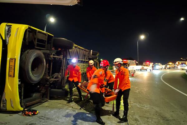 Autobus udario u betonsku ogradu, stradalo najmanje 16 osoba! Putnici od udara ispadali iz vozila, užas na Javi