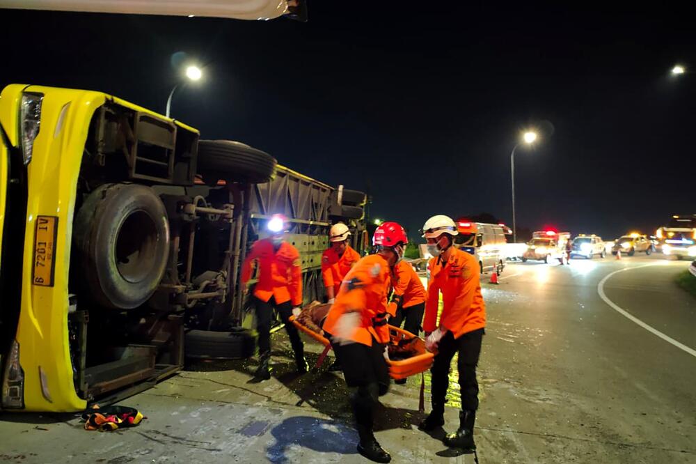 Autobus udario u betonsku ogradu, stradalo najmanje 16 osoba! Putnici od udara ispadali iz vozila, užas na Javi