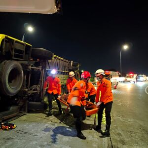 Autobus udario u betonsku ogradu, stradalo najmanje 16 osoba! Putnici od udara ispadali iz vozila, užas na Javi
