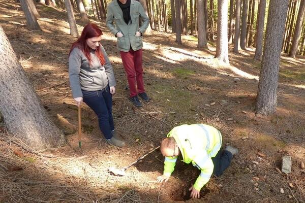 Mladić se sapleo o žicu u šumi, a onda je pao na ovo! Kad je shvato šta je našao, pobeleo je od šoka