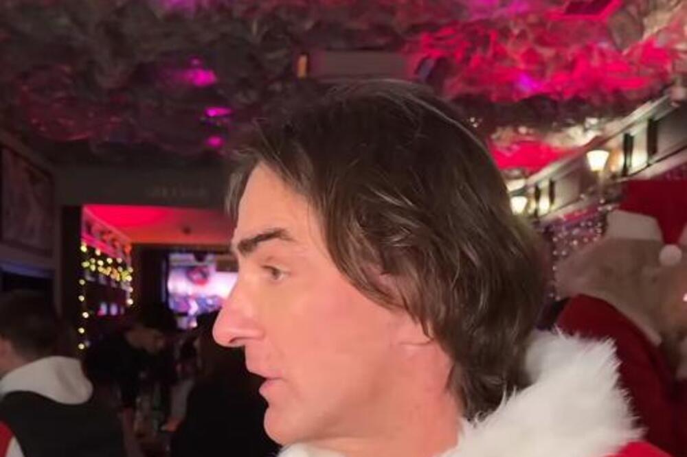 NAKON OTKAZA, ŽELJKO MITROVIĆ PODELIO KOVERTE SA PARAMA! Evo ko je dobio BONUSE - snimak sve otkrio