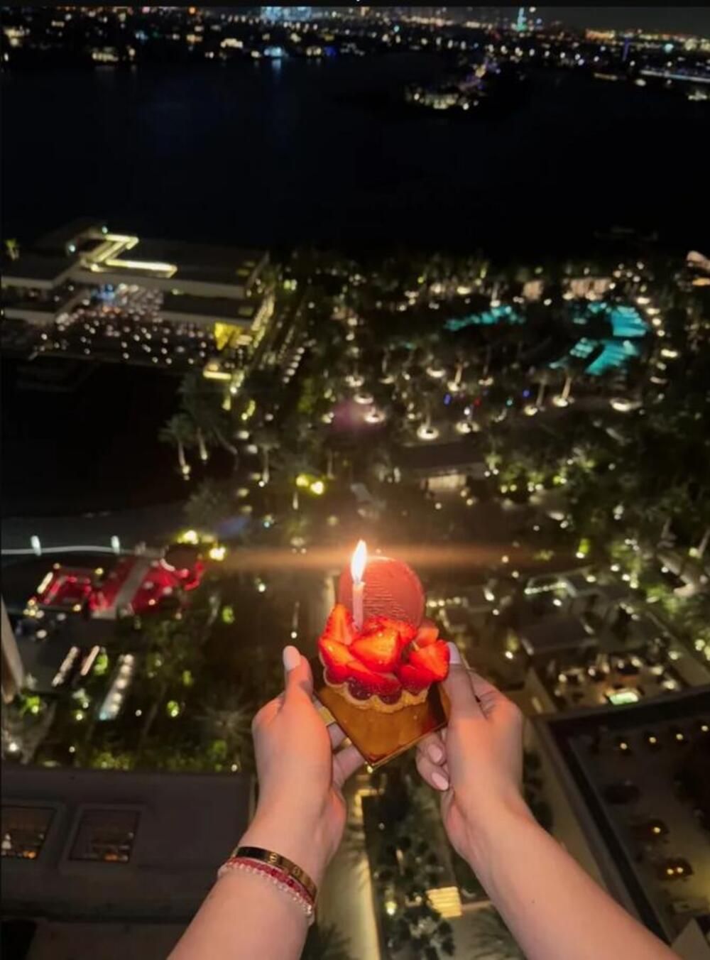 MUŽ VARALA SA KUMOM, A SAD OVAKO SLAVI ROĐENDAN! Bivša Zadrugarka ODUVALA sveću, a tek pokloni