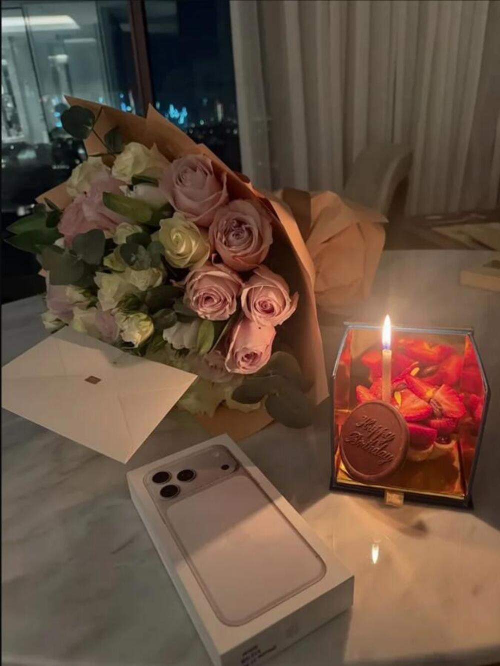 MUŽ VARALA SA KUMOM, A SAD OVAKO SLAVI ROĐENDAN! Bivša Zadrugarka ODUVALA sveću, a tek pokloni