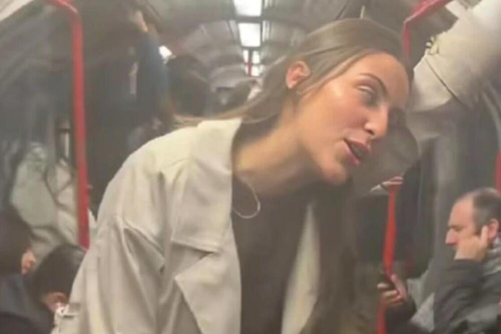 Devojka se snimila u prevozu, okružena muškarcima! Kada je izgovorila ovu rečenicu, počela je žestoka... (VIDEO)