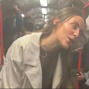 Devojka se snimila u prevozu, okružena muškarcima! Kada je izgovorila ovu rečenicu, počela je žestoka... (VIDEO)