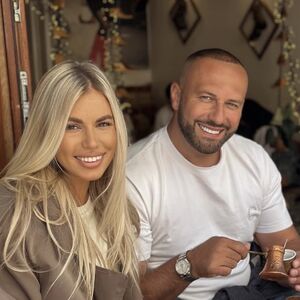 JOŠ UVEK NIŠTA OD BEOGRADA! Porodica Polumenta ne može da dođe u Srbiju - supruga pevača na svu muku i TRUDNA