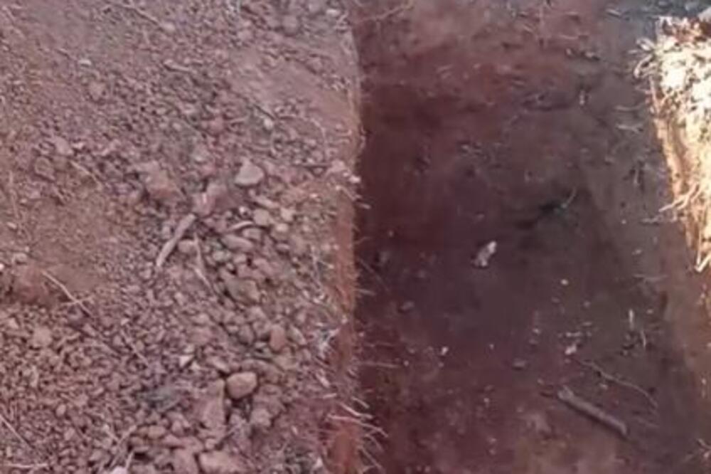 Miroslav legao u sveže iskopan grob zbog bizarnog razloga! Ljudi se krste i levom i desnom, snimak napravio haos!