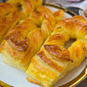 Domaći lisnati prutići sa sirom: Mekani kao pamuk, a spremaju se očas posla, bakin recept uspeva baš svima